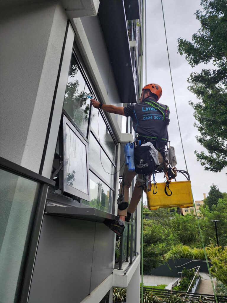 rope access window cleaning technician, cleanigna window